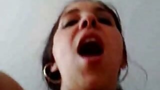 Roosa rinnahoidjaga brünett seksib ja teeb suhu
