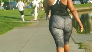 Imeilusa kehaga imeline tüdruk puhub ja saab näkku