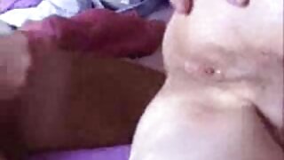 Suurte tissidega blond imeb riista ja lakub näksimist