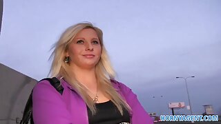 Sügava kurgu suhu suurte tissidega armsalt brünetilt